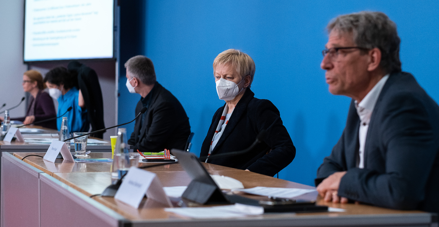 Blick in die Pressekonferenz im Facebook-Prozess.