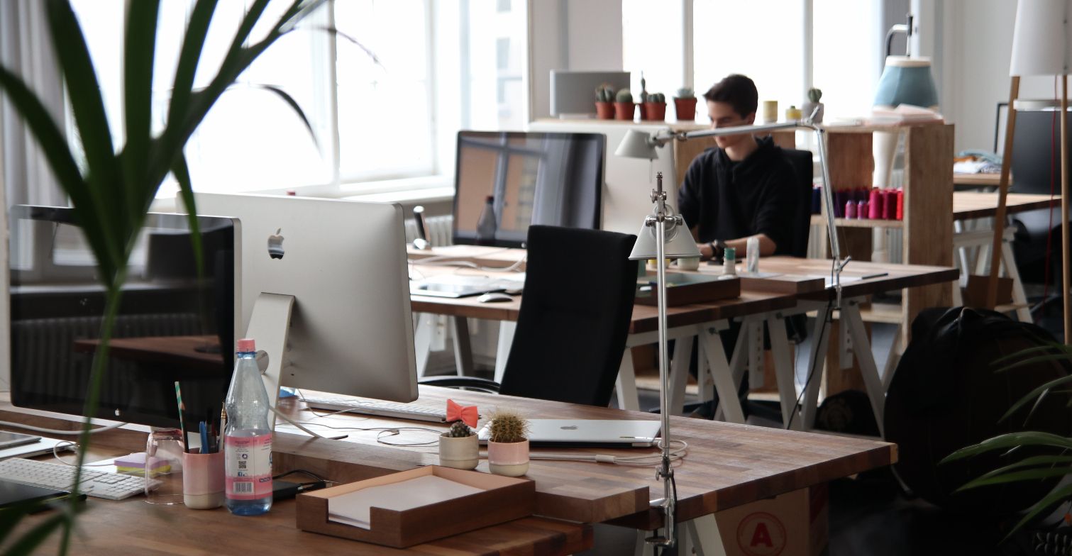 Blick in ein modernes Büro rund um das Thema Mobbing am Arbeitsplatz.