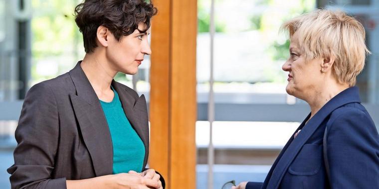 Geschäftsführerin Anna-Lena von Hodenberg und Renate Künast. Renate Künast mit den Rechtsanwälten der Kanzlei Jun bei der virtuellen Anhörung im Facebook-Prozess. Renate Künast, Bundestagsabgeordnete und HateAid-Klientin, setzt sich mit uns vor dem Bundesgerichtshof in Karlsruhe für die Rechte aller Nutzenden ein. Chan-jo Jun, Rechtsanwalt, vertritt Renate Künast im Grundsatzprozess gegen Meta.