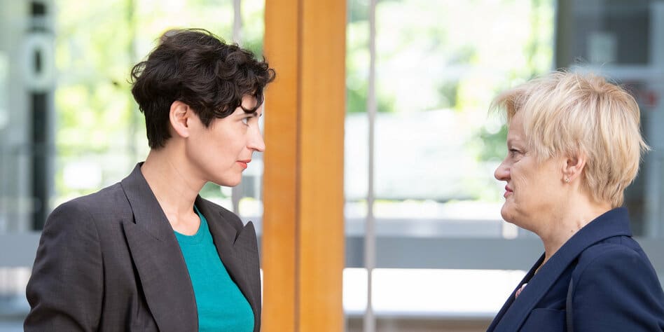 Geschäftsführerin von HateAid Anna-Lena von Hodenberg und Renate Künast. Renate Künast, Bundestagsabgeordnete und HateAid-Klientin, setzt sich mit uns vor dem Bundesgerichtshof in Karlsruhe für die Rechte aller Nutzenden ein.