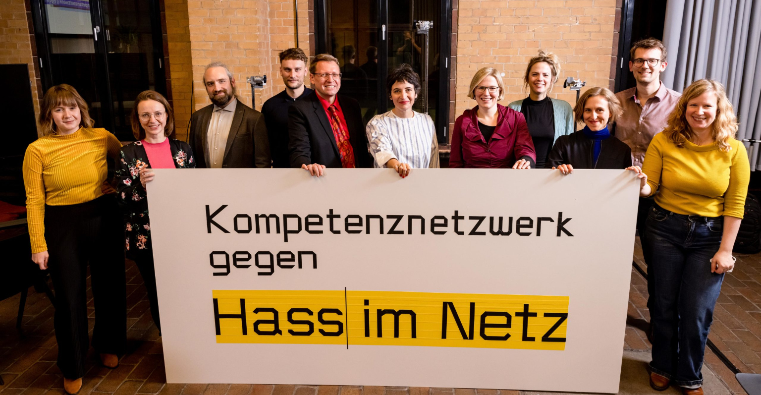 Das neue Kompetenznetzwerk gegen Hass im Netz: ein Gruppenfoto.