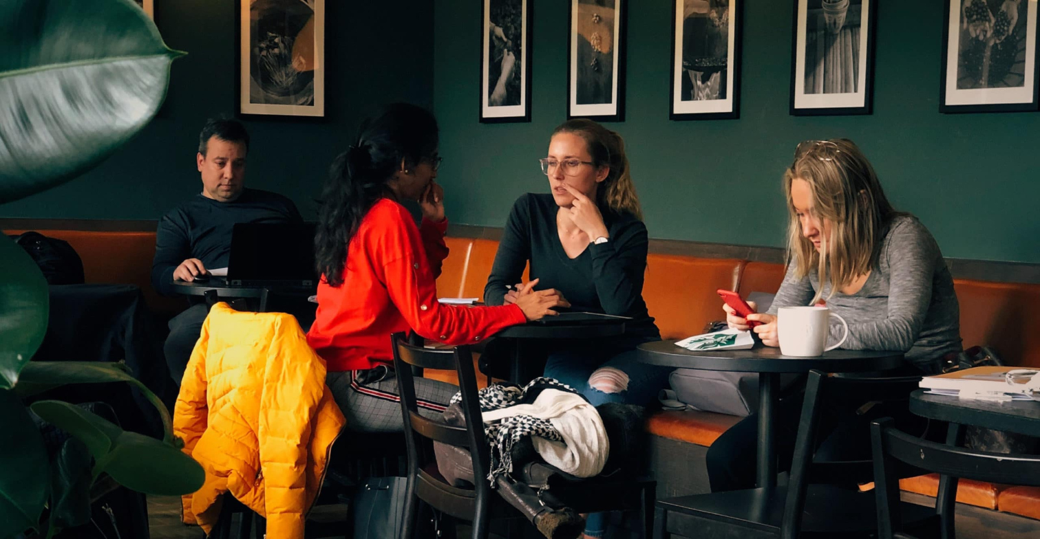 Menschen in einem Café.