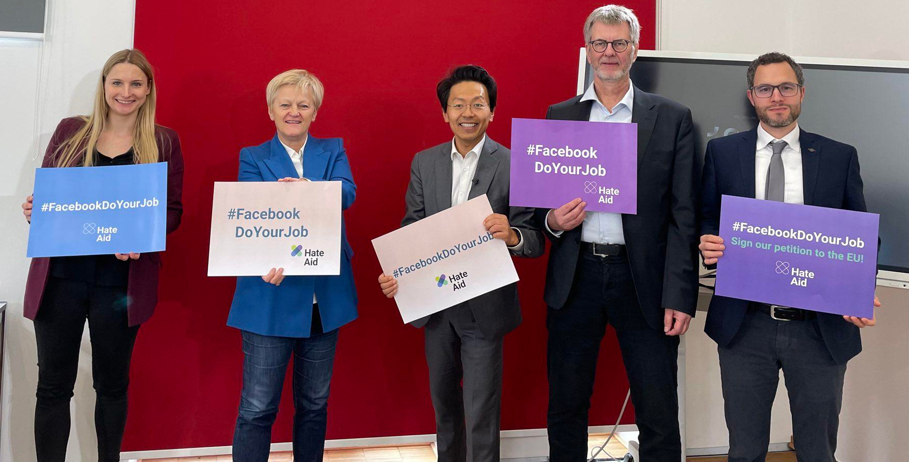 Josephine Ballon (HateAid), Renate Künast, Chan-jo Jun und sein Team bei der mündlichen Anhörung im Facebook-Prozess. Josephine Ballon, Geschäftsführerin von HateAid, (links) und Chan-jo Jun, Rechtsanwalt, (rechts) vor dem Bundesgerichtshof in Karlsruhe. In der Mitte: Renate Künast, Bundestagsabgeordnete und HateAid-Klientin.