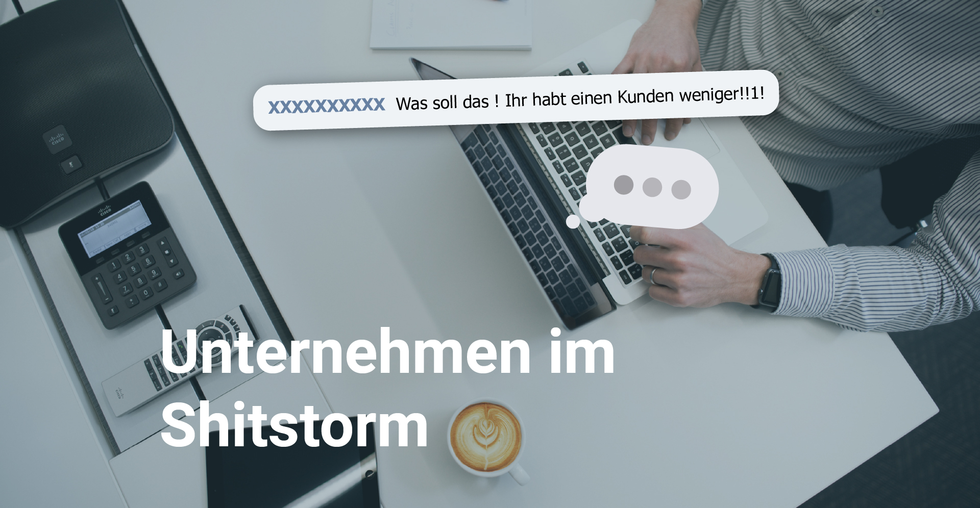 Blick auf einen Schreibtisch mit Laptop. Dazu der Text: Unternehmen im Shitstorm und ein beleidigender Kommentar.