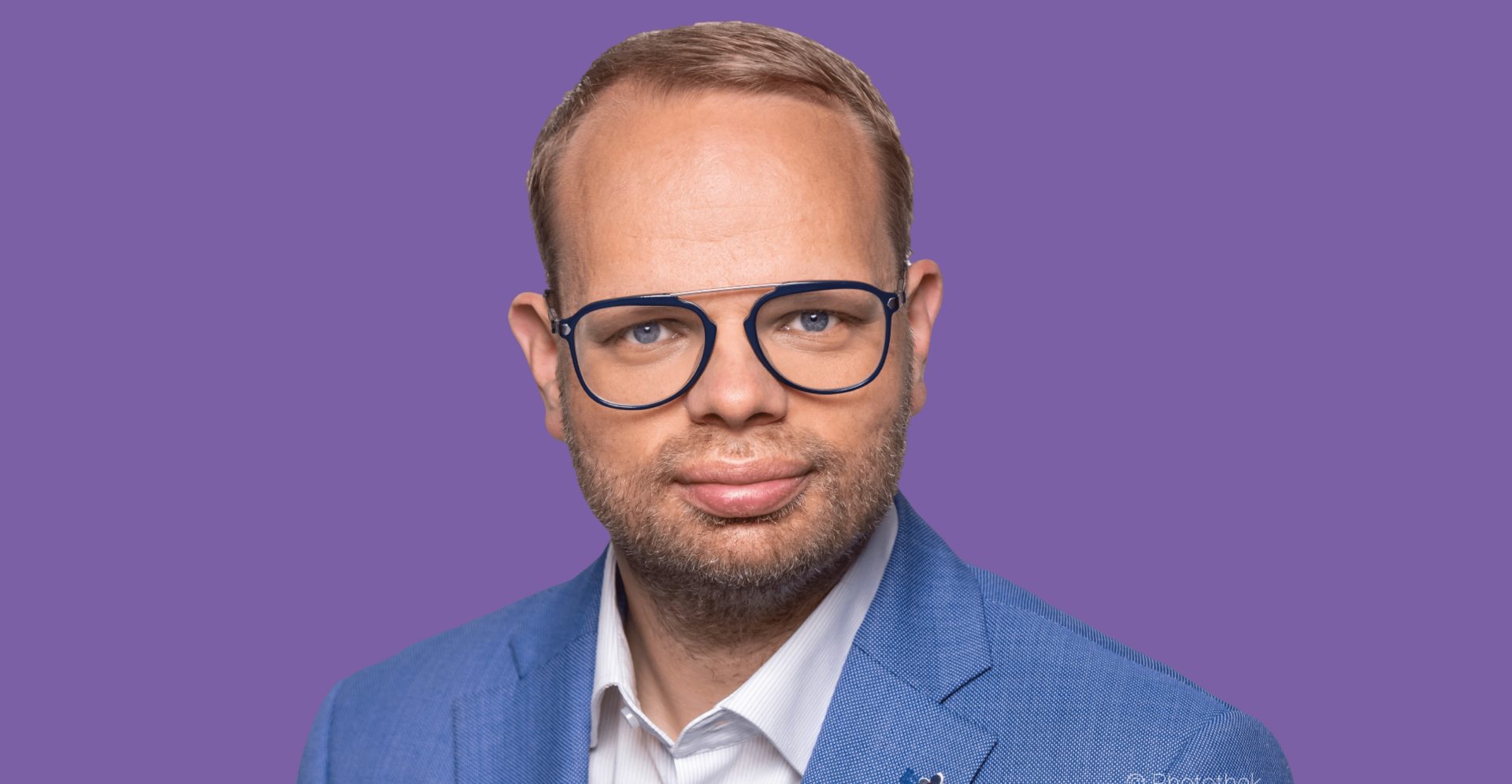 Helge Lindh, lila Hintergrund