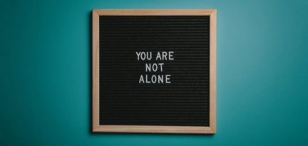 hateaid-ratgeber-betroffene-c-pexels-brett-sayles Eine Stecktafel, auf der die Worte "You are not alone" abgebildet sind.