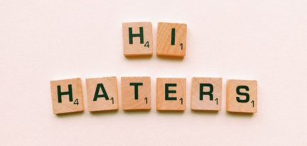 hateaid-ratgeber-betroffene-c-pexels-shamia-casiano Scrabble-Steinen, mit denen "Hi Haters" gelegt ist.