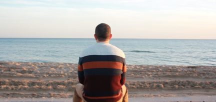 hateaid-ratgeber-digitale-gewalt-entspannen-c-pexels-pixabay Ein Mann am Strand.