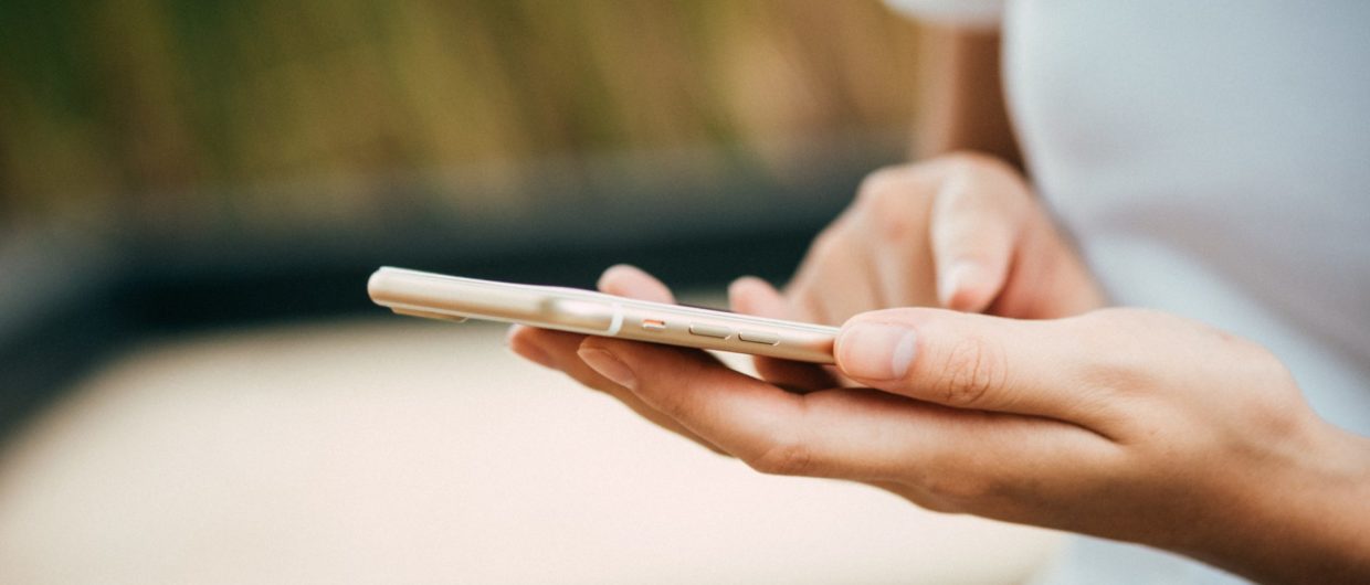 hateaid-ratgeber-digitale-gewalt-faq-c-pexels-porapak-apichodilok Eine Person an ihrem Smartphone.