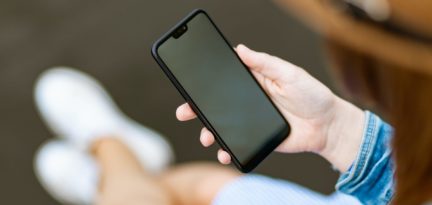 hateaid-ratgeber-digitale-gewalt-mit-angriffen-befassen-c-pexels-george-dolgikh-giftpunditscom Ein Mann, der sein Smartphone in der Hand hälht.