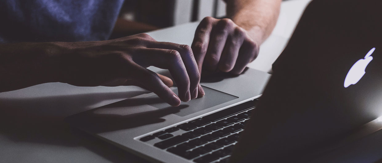 hateaid-ratgeber-faq-gewalt-im-internet-c-pexels-freestocksorg Eine Person tippt an einer Laptop-Tastatur.
