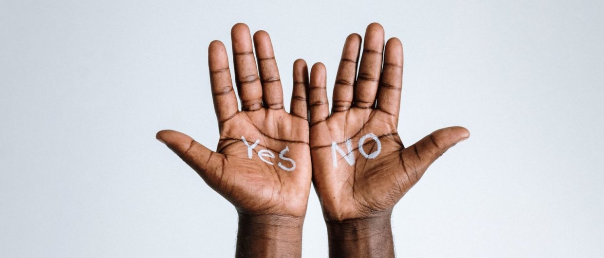 hateaid-ratgeber-strafrecht-c-pexels-cottonbro Zwei geöffnete Hände, auf der einen Hand steht "Yes", auf der anderen "No".