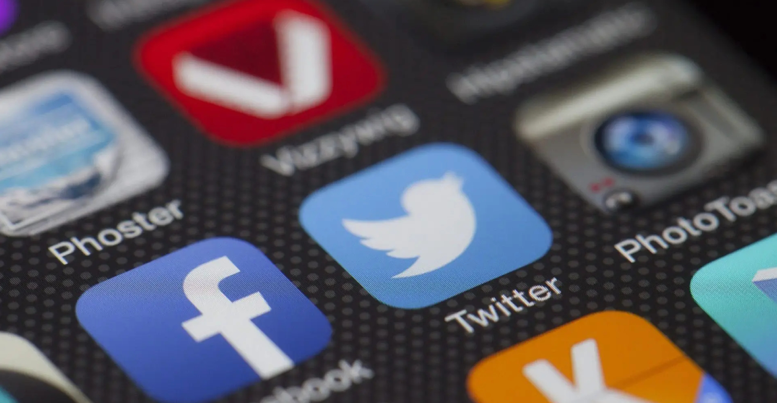 Social Media Icons mit Twitter im Zentrum