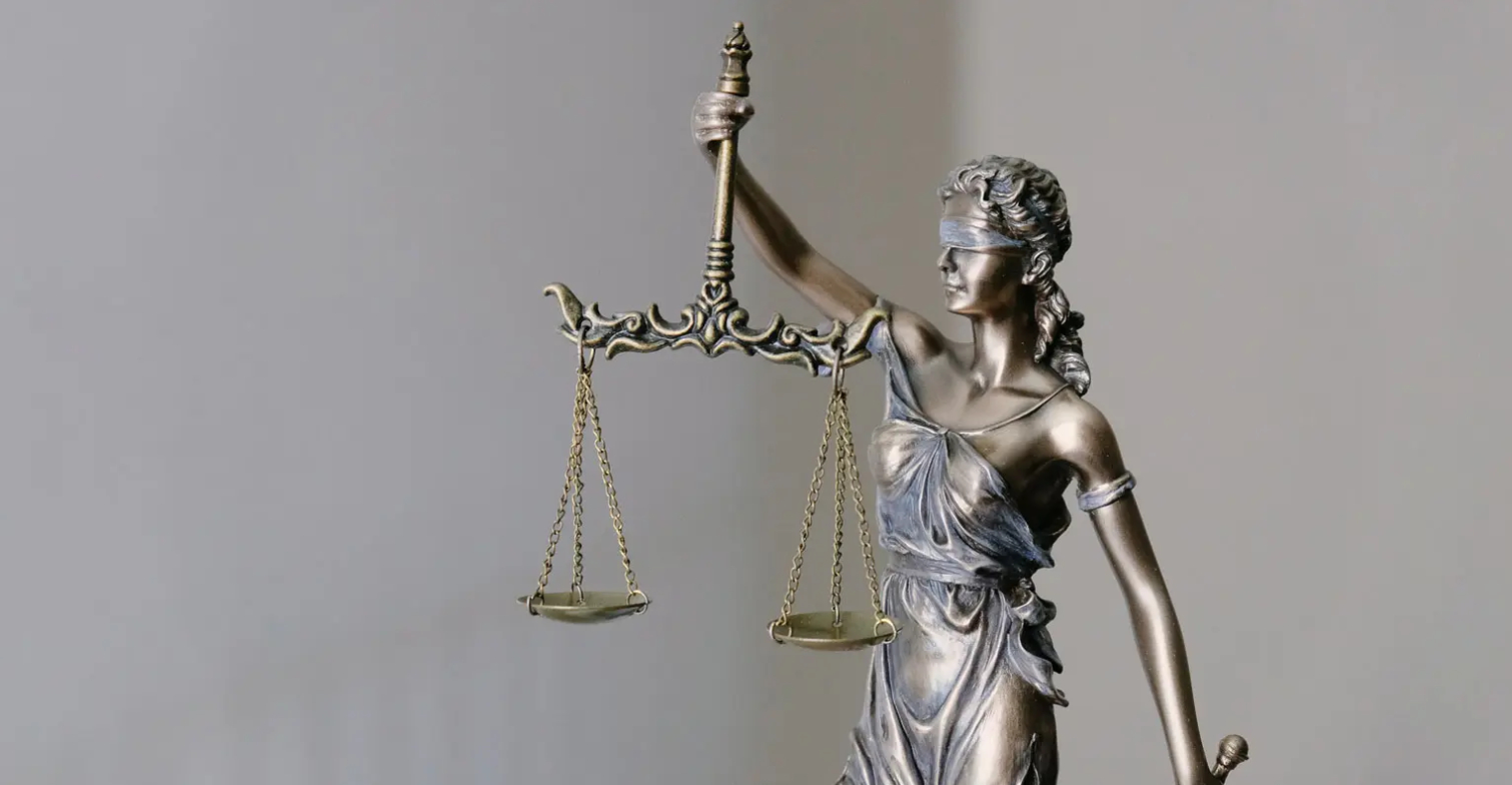 Justicia mit verbundenen Augen und Waage