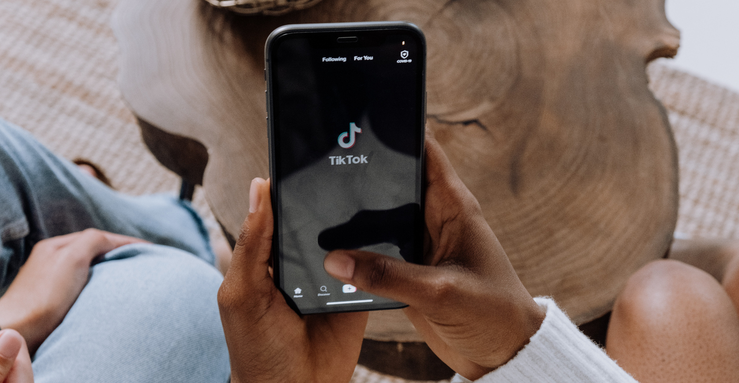 TikTok-Propaganda: Eine Person hält ein Smartphone in der Hand, die TikTok-App lädt.