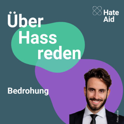 Podcast_Albencover_5_Bedrohung Ein türkisfarbener Hintergrund, auf dem eine grüne Blase und eine lilafarbene Blase abgebildet sind. Dazu das freigestellte Foto eines Manns mit Bart und Anzug, dazu der Text: Über Hass reden, HateAid, Bedrohung