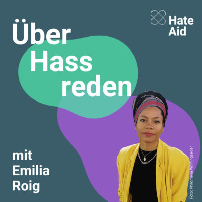 Podcast_Albencover_6_emili Ein türkisfarbener Hintergrund, auf dem eine grüne Blase und eine lilafarbene Blase abgebildet sind. Dazu das freigestellte Foto eines einer Frau mit Tuch in den Haaren, dazu der Text: Über Hass reden, HateAid, mit Emilia Roig