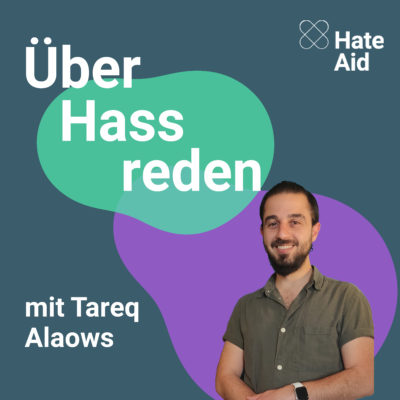 hateaid-podcast-folge-1-cover Ein türkisfarbener Hintergrund, auf dem eine grüne Blase und eine lilafarbene Blase abgebildet sind. Dazu das freigestellte Bild eines Mannes mit Bart. Dazu der Text: "Über Hass reden, HateAid, mit Tareq Alaows"