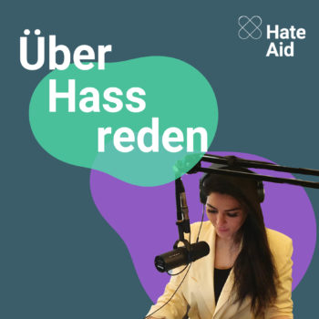 hateaid-podcast-samira-cover Ein türkisfarbener Hintergrund, auf dem eine grüne Blase und eine lilafarbene Blase abgebildet sind. Dazu das freigestellte Foto einer Frau mit langen, dunklen Haaren am Mikrofon. Dazu der Text: "Über Hass reden, HateAid.