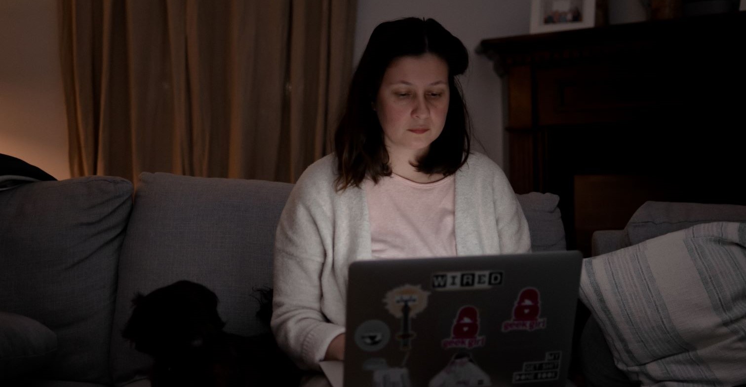 hateaid-beleidigung-c-scopio-claudia-cotici Person sitzt im dunkeln am Laptop.