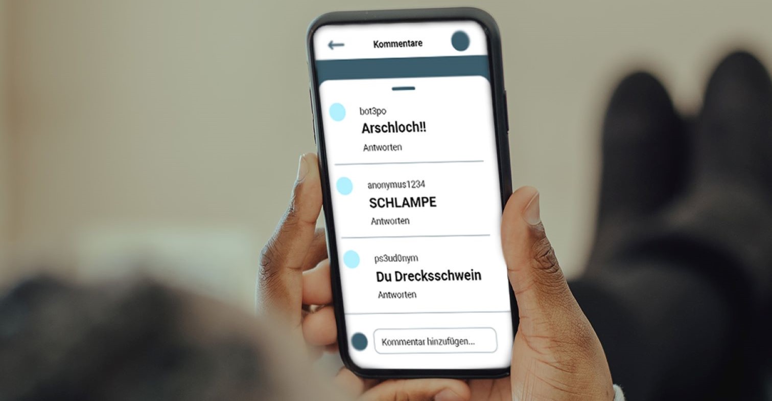 Handy mit fiktiven Hassnachrichten mit Beleidigungen.