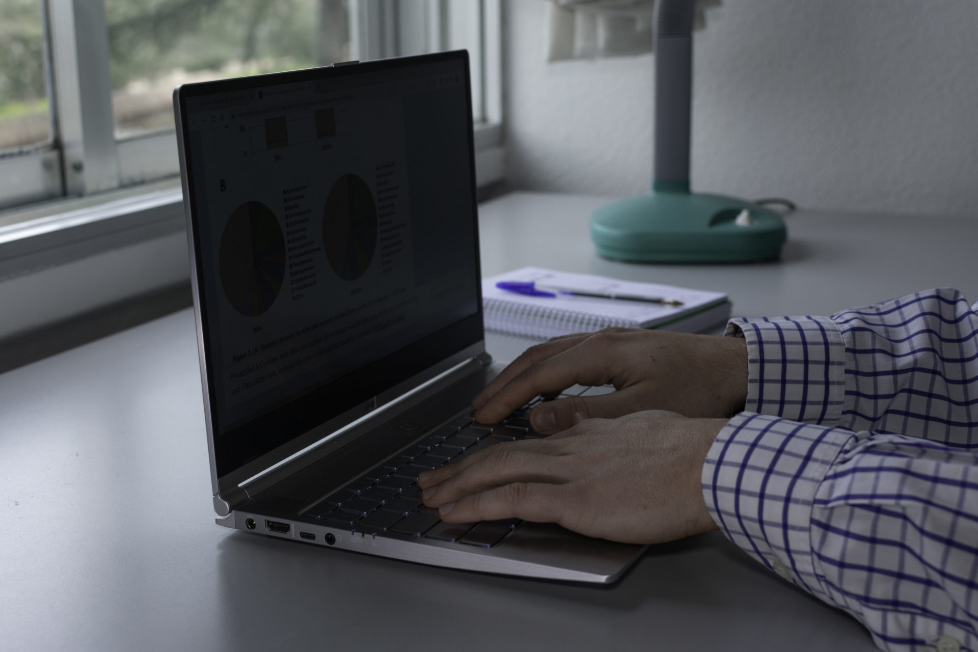 Person using black laptop computer Person sitzt am Laptop und tippt.