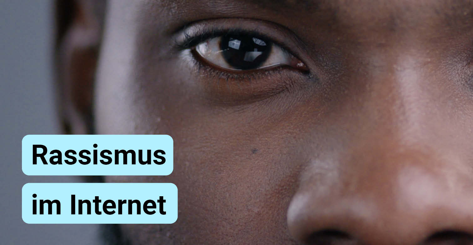 Nahaufnahme BIPoc-Person mit Schriftzug "Rassismus im Internet"