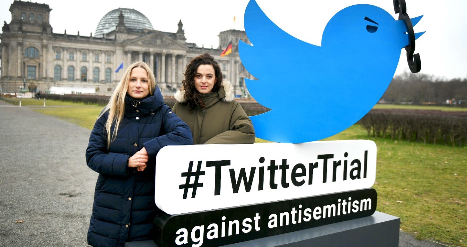 #TwitterTrial: EUJS und HateAid verklagen Twitter - Aktion vor dem Bundestag