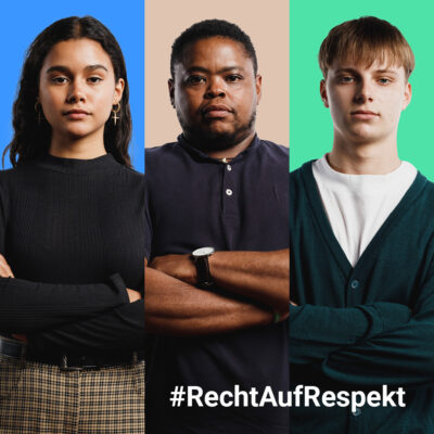 hateaid-rechtaufrespekt-beitragsbild-c-adobestock-jacob-lund HateAid #RechtAufRespekt Kampagne für kommunal Engagierte - Drei Personen stehen mit verschränkten Armen da. Schriftzug #RechtAufRespekt