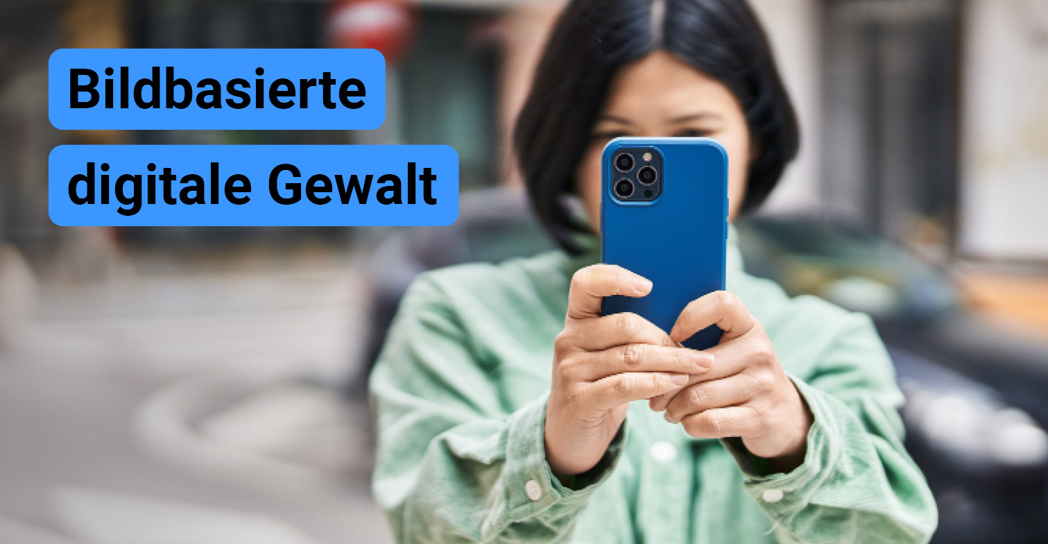 Person hält Handy vors Gesicht und in die Kamera
