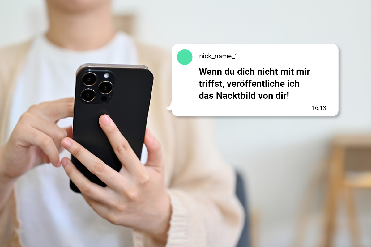 nötigung-straftat-artikelbild-c-hateaid Person hält Handy in der Hand mit Sprechblase: "Wenn du dich nicht mit mir triffst, veröffentliche ich dein Nacktbild"