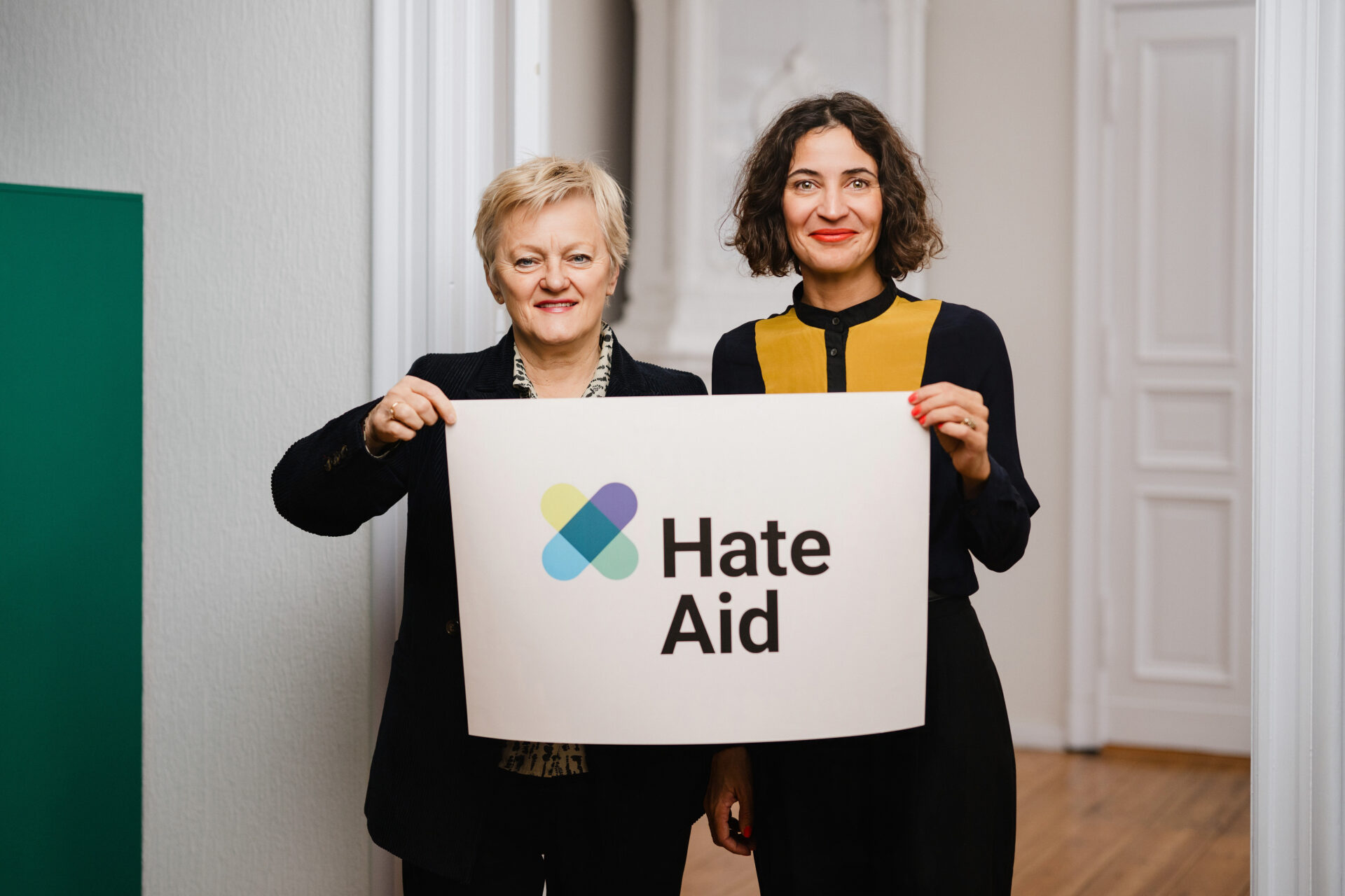 Renate Künast und Geschäftsführerin von HateAid Anna-Lena von Hodenberg. Renate Künast, Bundestagsabgeordnete und HateAid-Klientin, setzt sich mit uns vor dem Bundesgerichtshof in Karlsruhe für die Rechte aller Nutzenden ein.