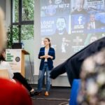 awareness-tag-bremen-2023--bühne-sprecherin-c-hateaid HateAid Awareness-Tag in Bremen 2023 - Vortragende vor einer Leinwand