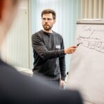awareness-tag-bremen-2023-hendrik-workshop-c-hateaid HateAid Awareness-Tag in Bremen 2023 - Workshop-Vortragender vor Whiteboard