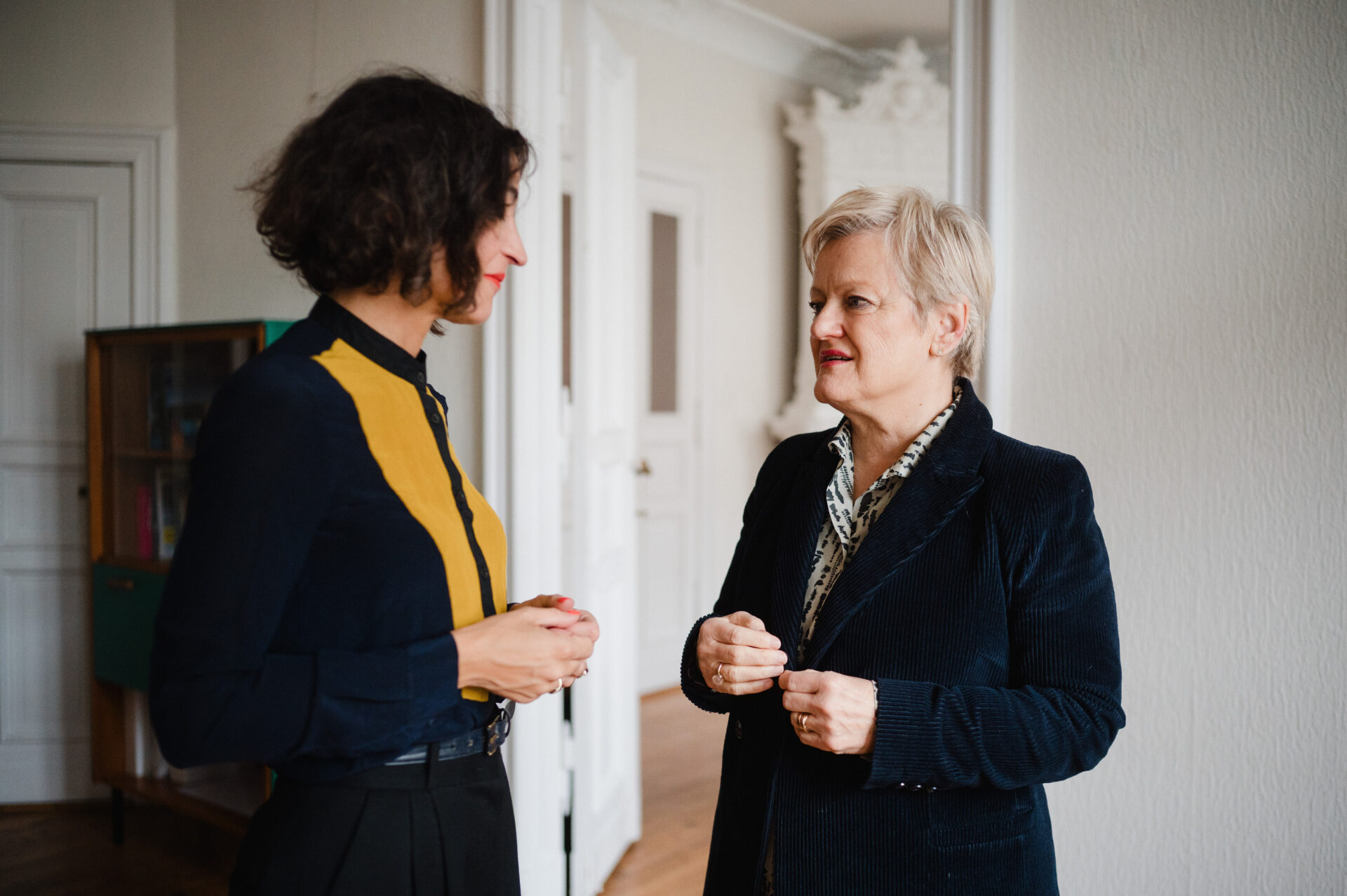 Grünen-Politikerin Renate Künast im Gespräch mit HateAid Geschäftsführerin Anna-Lena von Hodenberg.