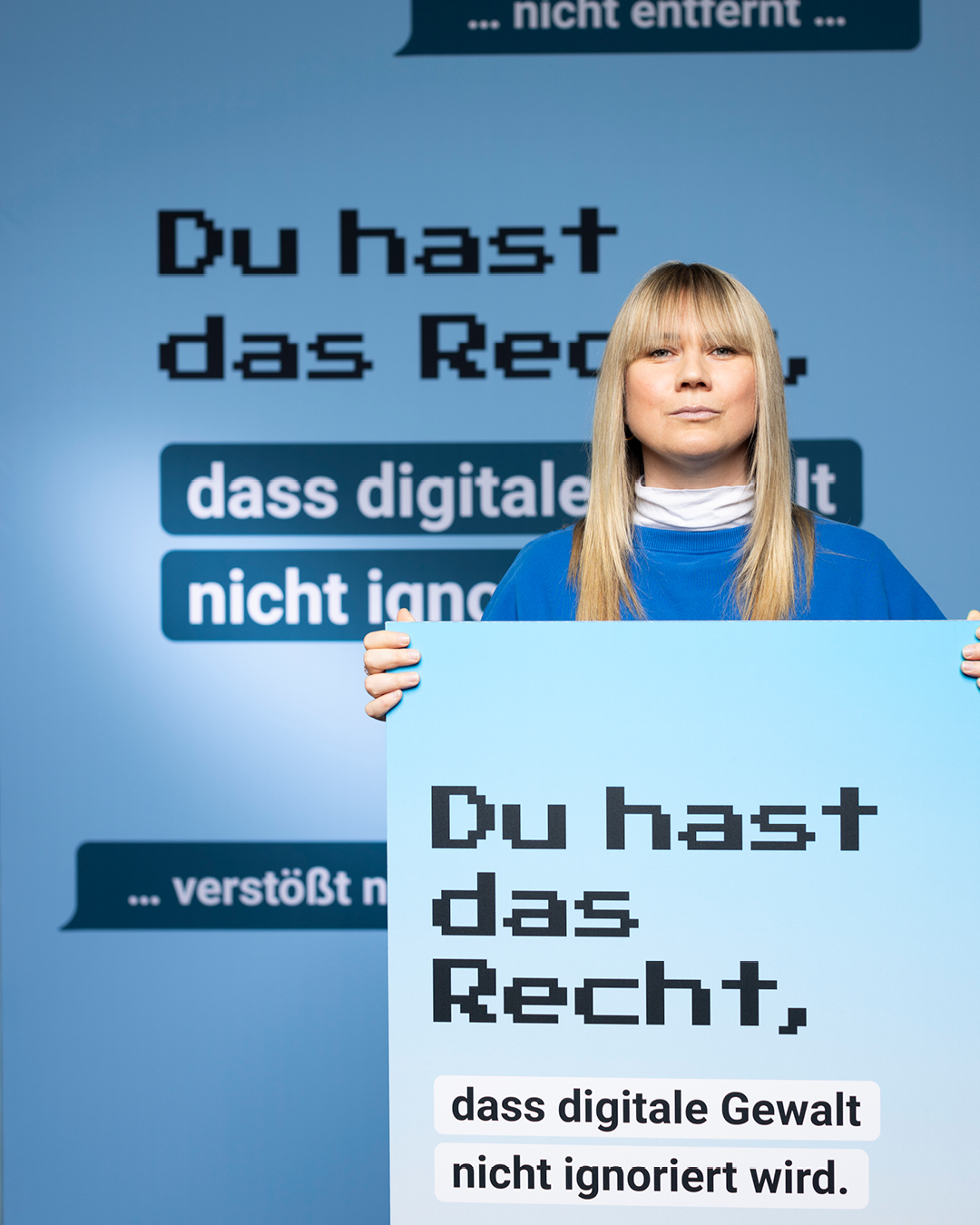 HateAid Menschenrechtskampagne #UnserInternet. Zu sehen ist ein Foto von Louisa Dellert.