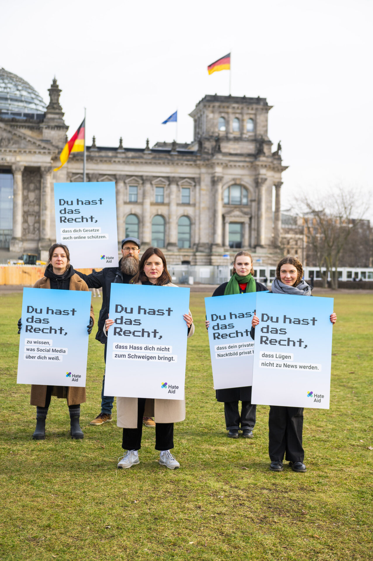 unserinternet-auftakt-2024-bundestag-02-c-hateaid HateAid Menschenrechtskampagne #UnserInternet. Auftakt vor dem Bundestag mit HateAid Unterstützer*innen, die die digitalen Menschenrechte als Schilder hochhalten. Copyright: HateAid