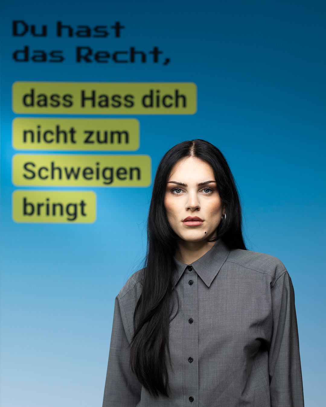 Model Phenis vor dem Statemet Du hast das Recht, dass Hass dich nicht zum Schweigen bringt.