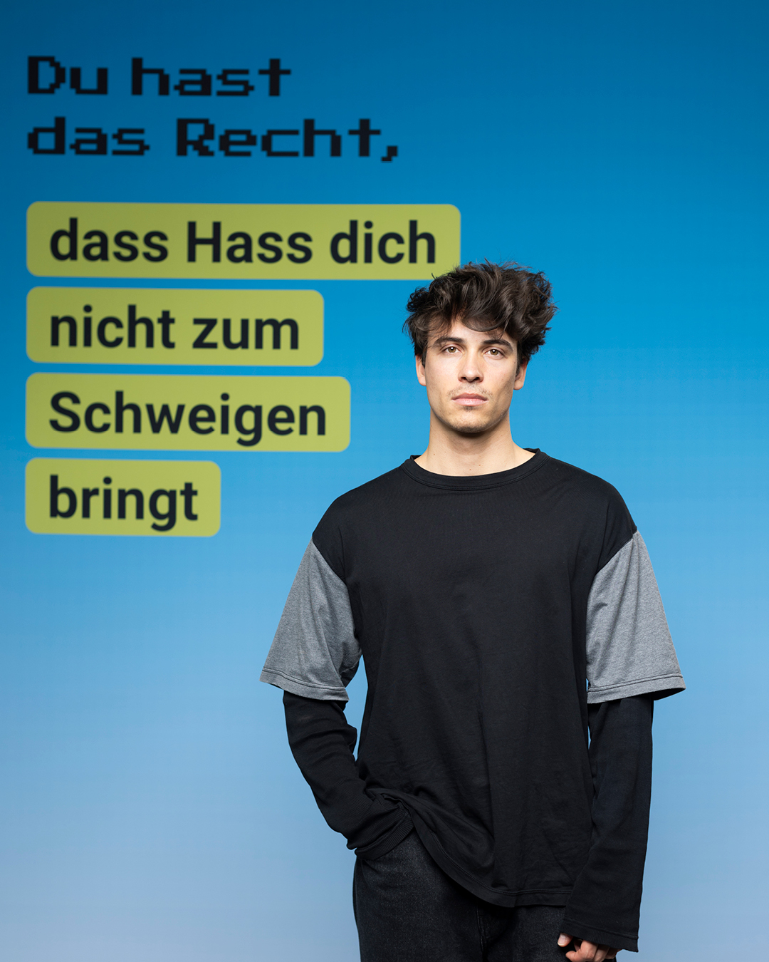 Tim Schäcker von den Elevator Boys vor dem Statement Du hast das Recht, dass Hass dich nicht zum Schweigen bringt.