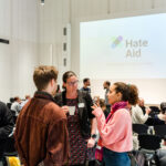 awareness-tag-dresden-2024-austausch-c-hateaid Awareness-Tag in Dresden 2024: Zu sehen ist eine Gruppe beim Netzwerken