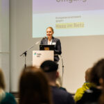 awareness-tag-dresden-2024-vortrag-01-c-hateaid Awareness-Tag in Dresden 2024: Zu sehen ist HateAid CEO Josephine Ballon bei der Begrüßung