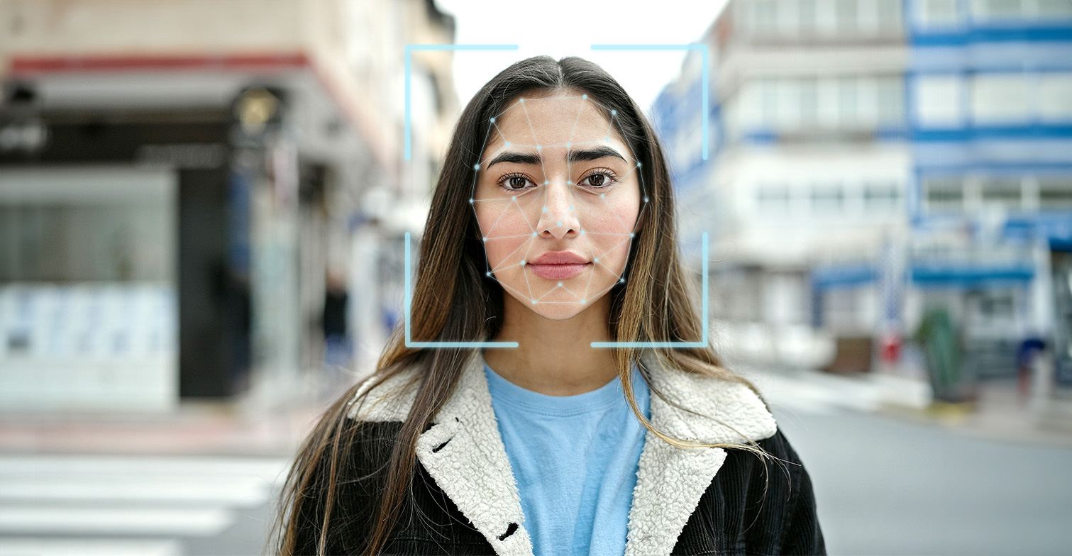 deepfakes-header-c-shutterstock-krakenimages Foto einer Person mit einem Gesichtserkennungssoftware auf dem Gesicht.