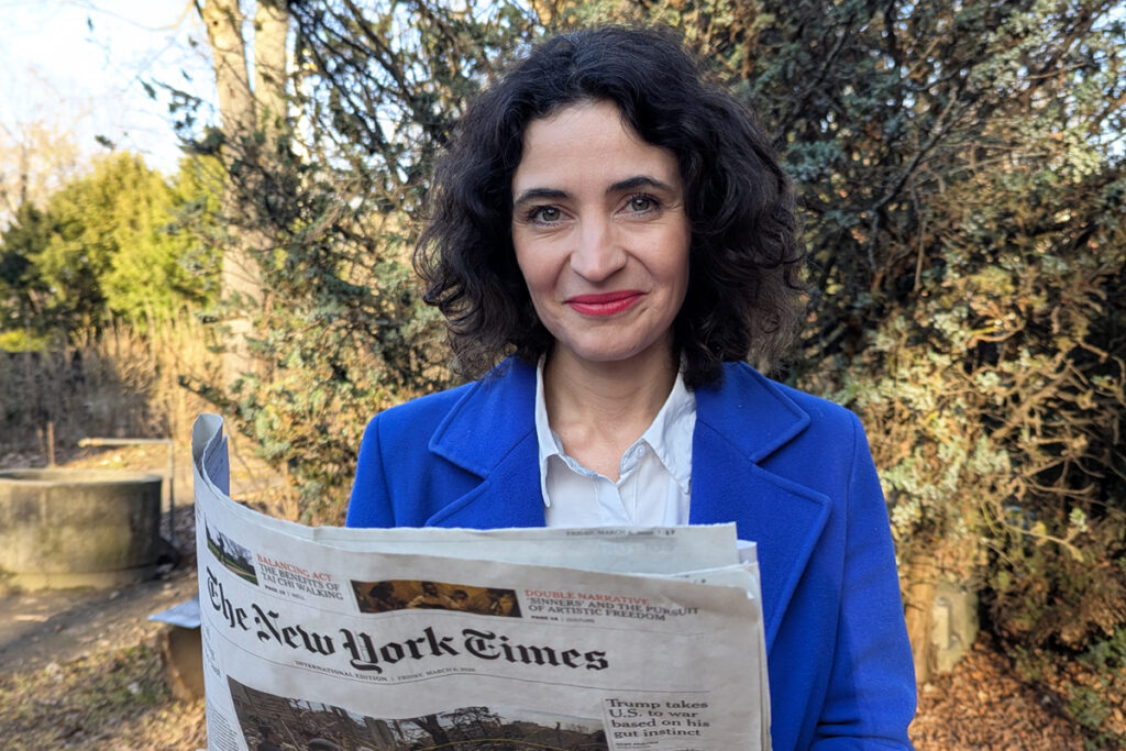 us-sanktionen-artikel-nyt-c-hateaid Das Bild zeigt Anna-Lena von Hodenberg mit der Tageszeitung "The New York Times" in der Hand.